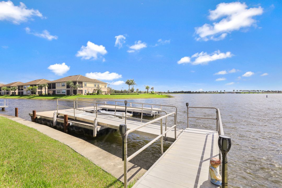 8826 Spinner Cove Ln, Naples, FL 34120