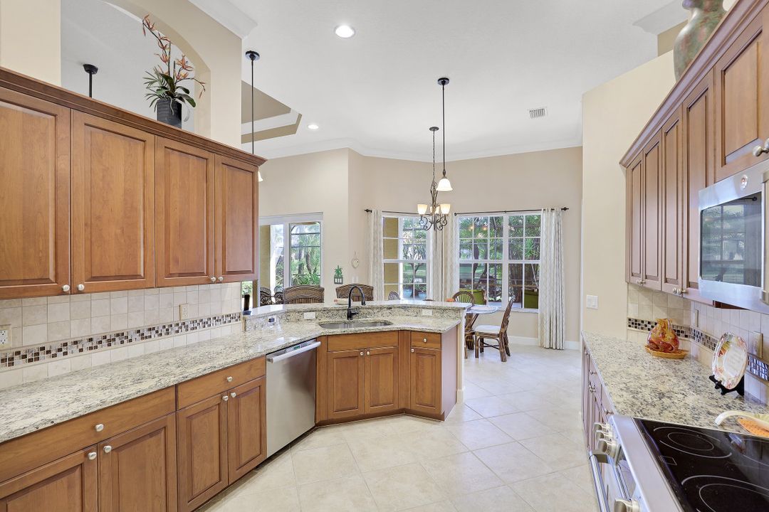 8806 Spinner Cove Ln, Naples, FL 34120