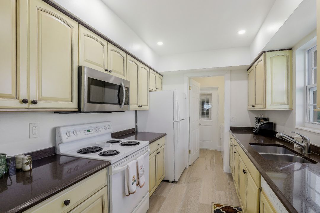 3070 Gulf Shore Blvd N #104, Naples, FL 34103