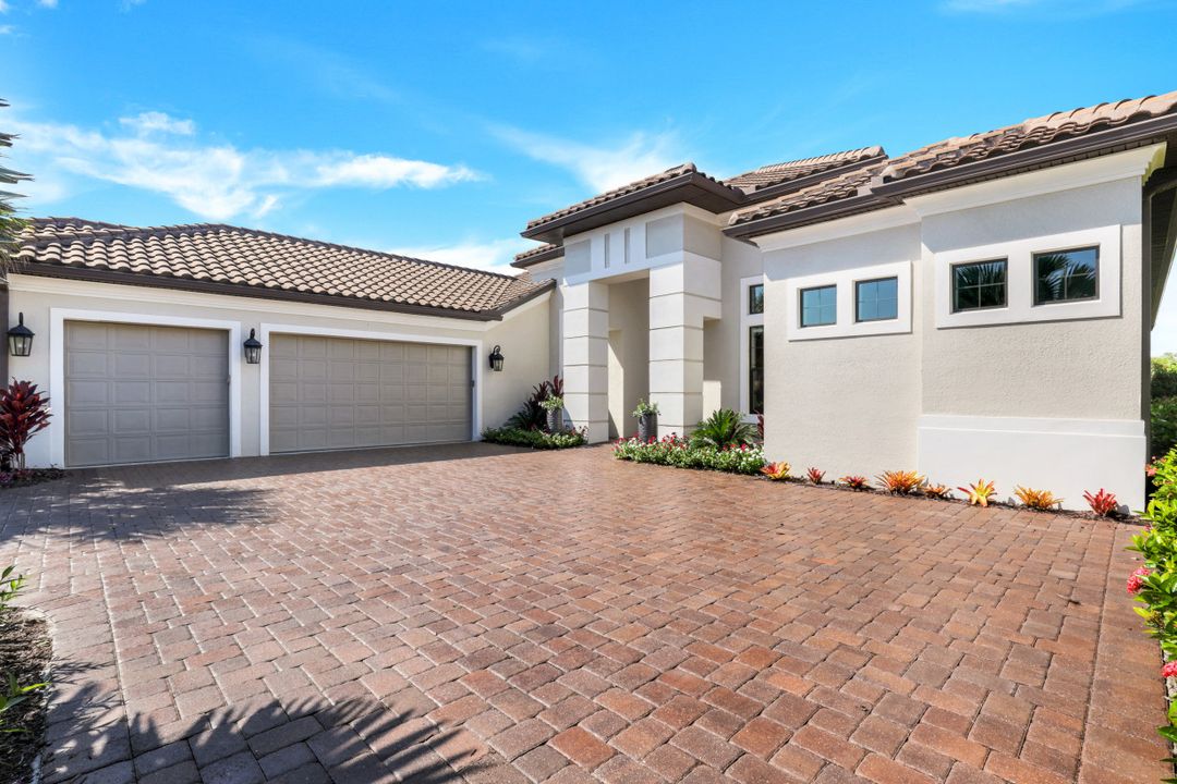 9018 Sorreno Ct, Naples, FL 34119