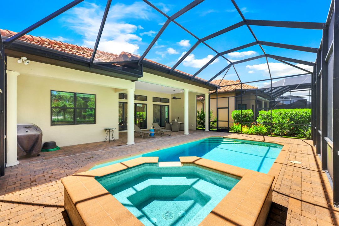 7375 Lantana Cir, Naples, FL 34119