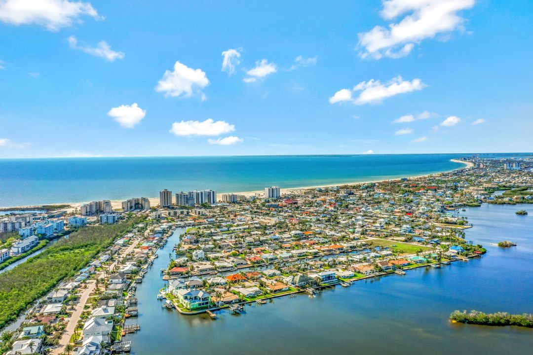 9 Sunview Blvd, Fort Myers Beach, FL 33931