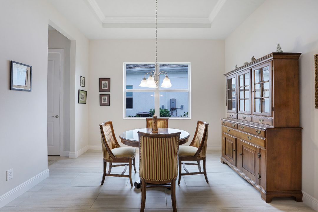 9003 Redonda Dr, Naples, FL 34114