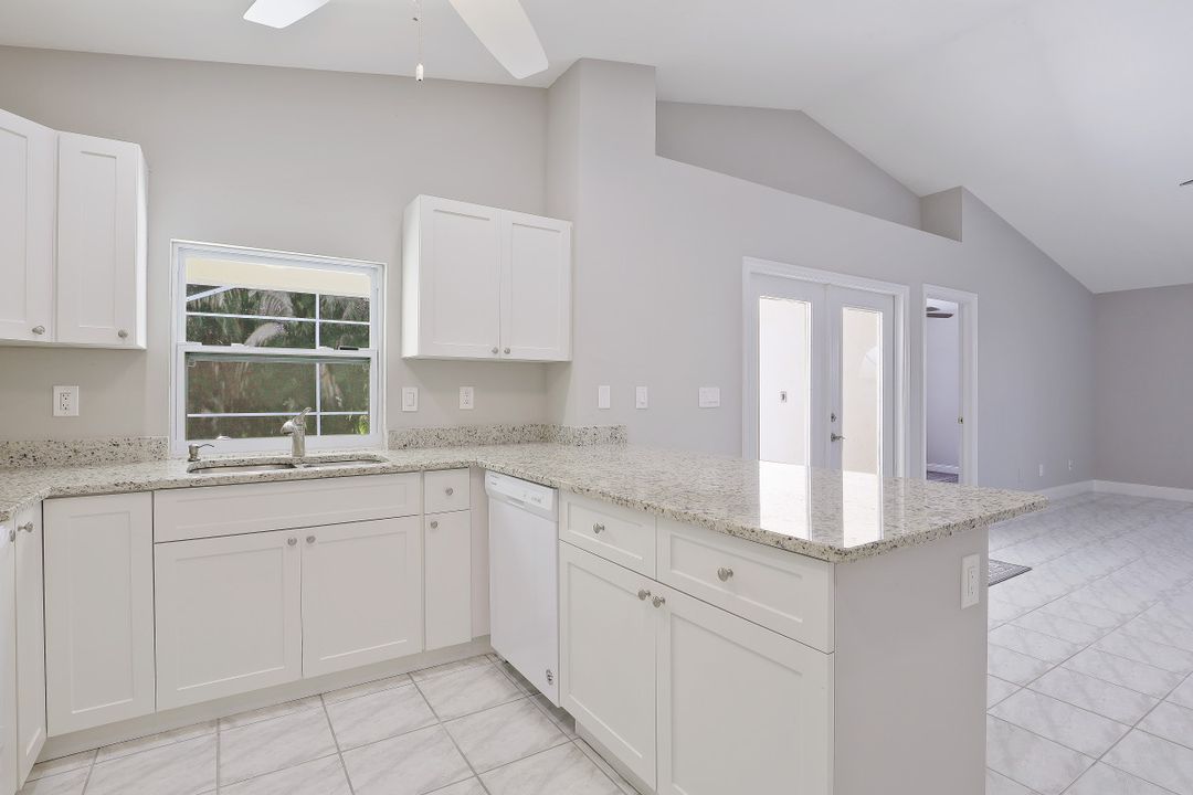 718 95th Ave N, Naples, FL 34108