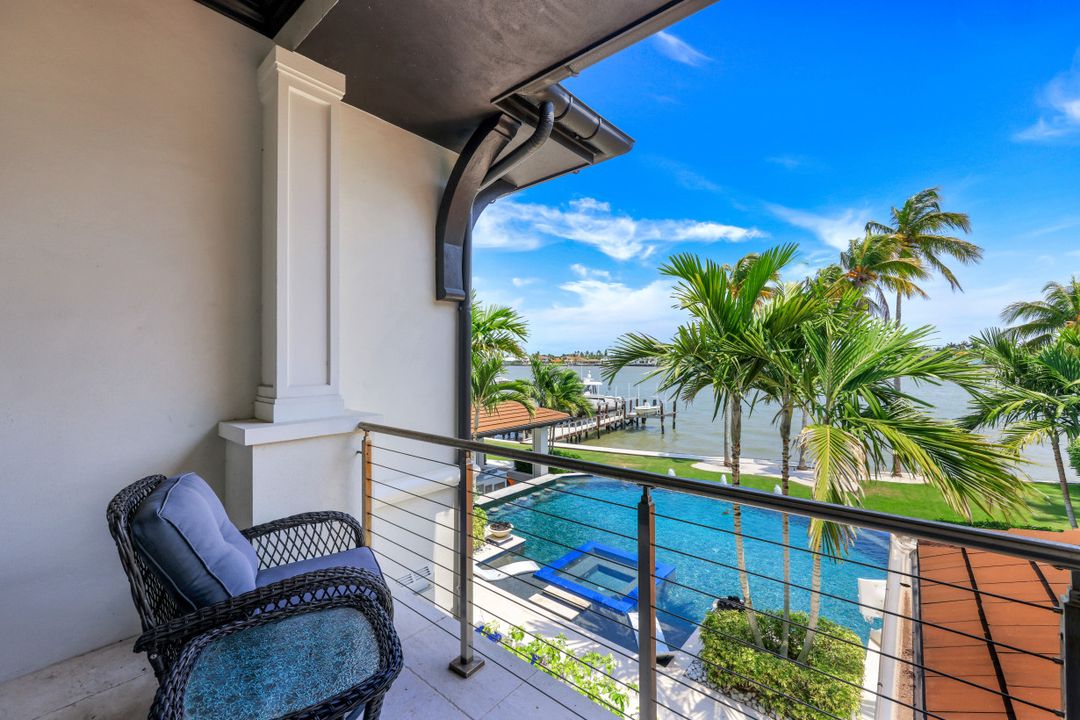 970 Aqua Cir, Naples, FL 34102