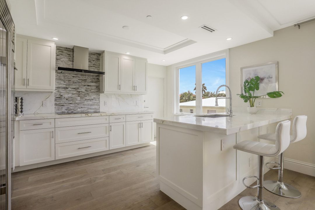 875 9th St S #PH, Naples, FL 34102