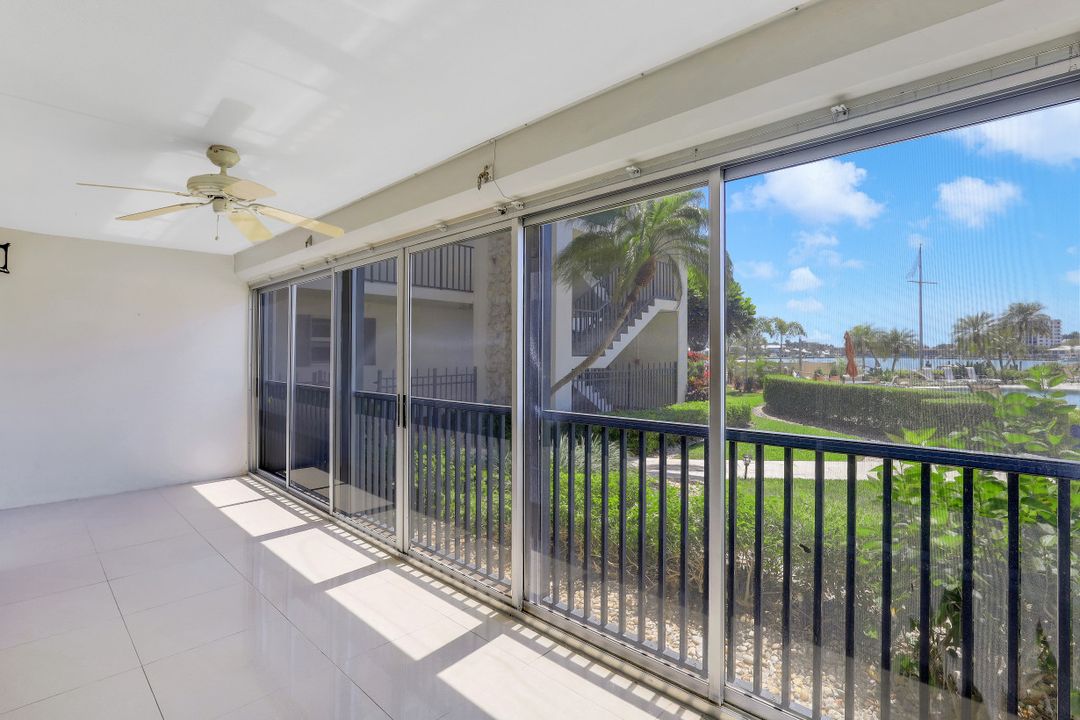 222 Harbour Dr #104, Naples, FL 34103