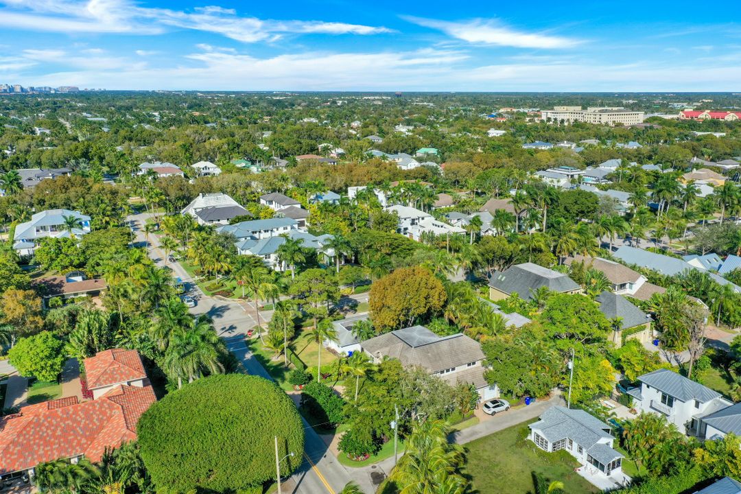 33 3rd St S, Naples, FL 34102