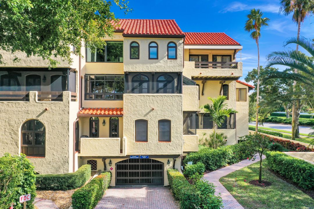 5850 Pelican Bay Blvd, Naples, FL 34108