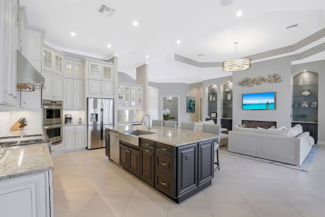 9067 Sorreno Ct, Naples, FL 34114