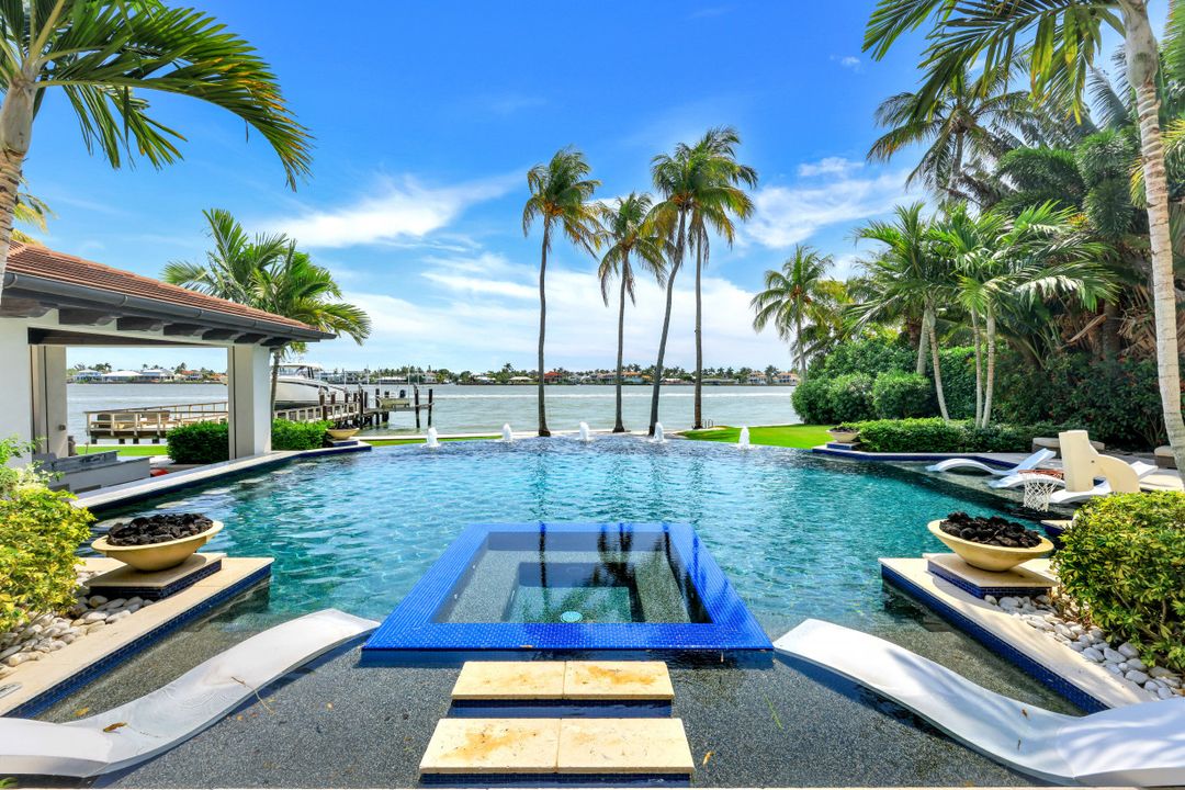 970 Aqua Cir, Naples, FL 34102