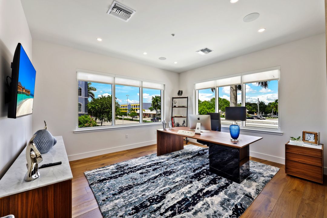 599 Tamiami Trail N #200, Naples, FL 34102