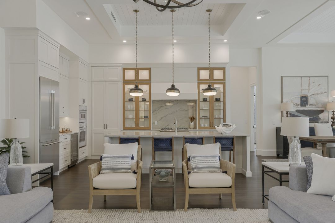 725 Parkview Ln, Naples, FL 34103