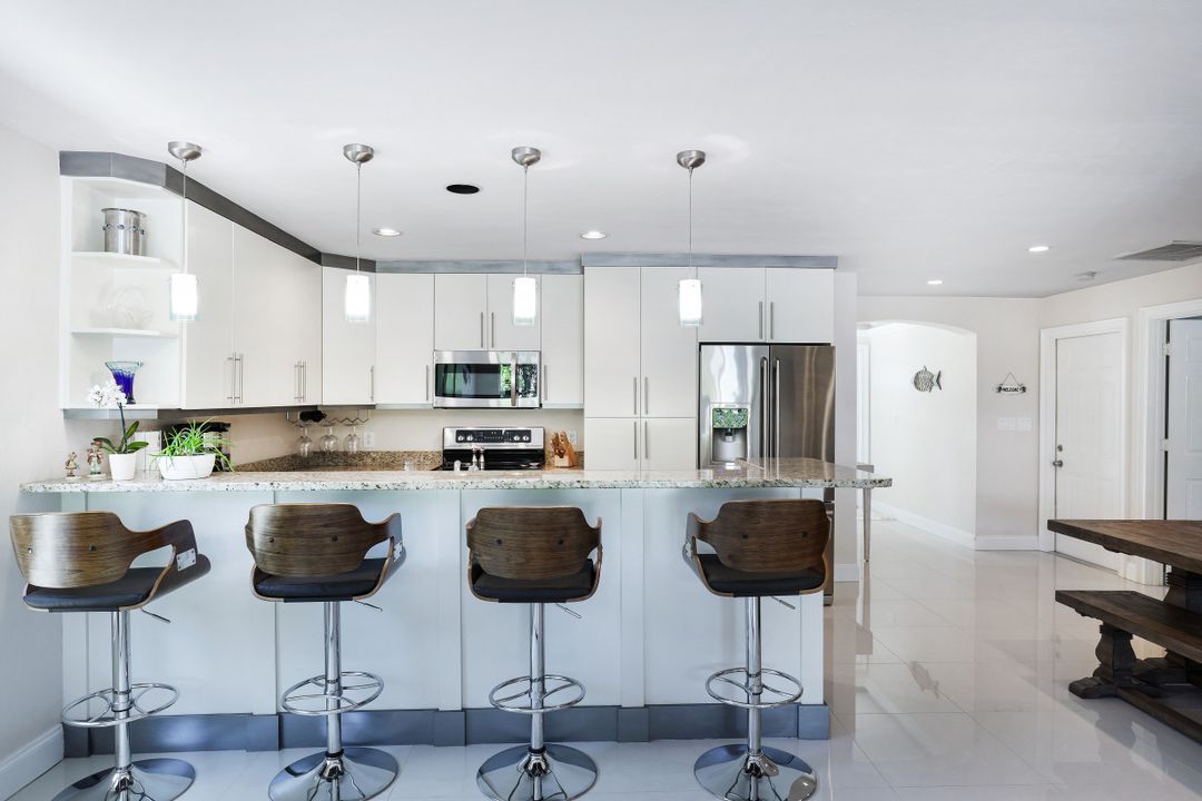 565 98th Ave N, Naples, FL 34108