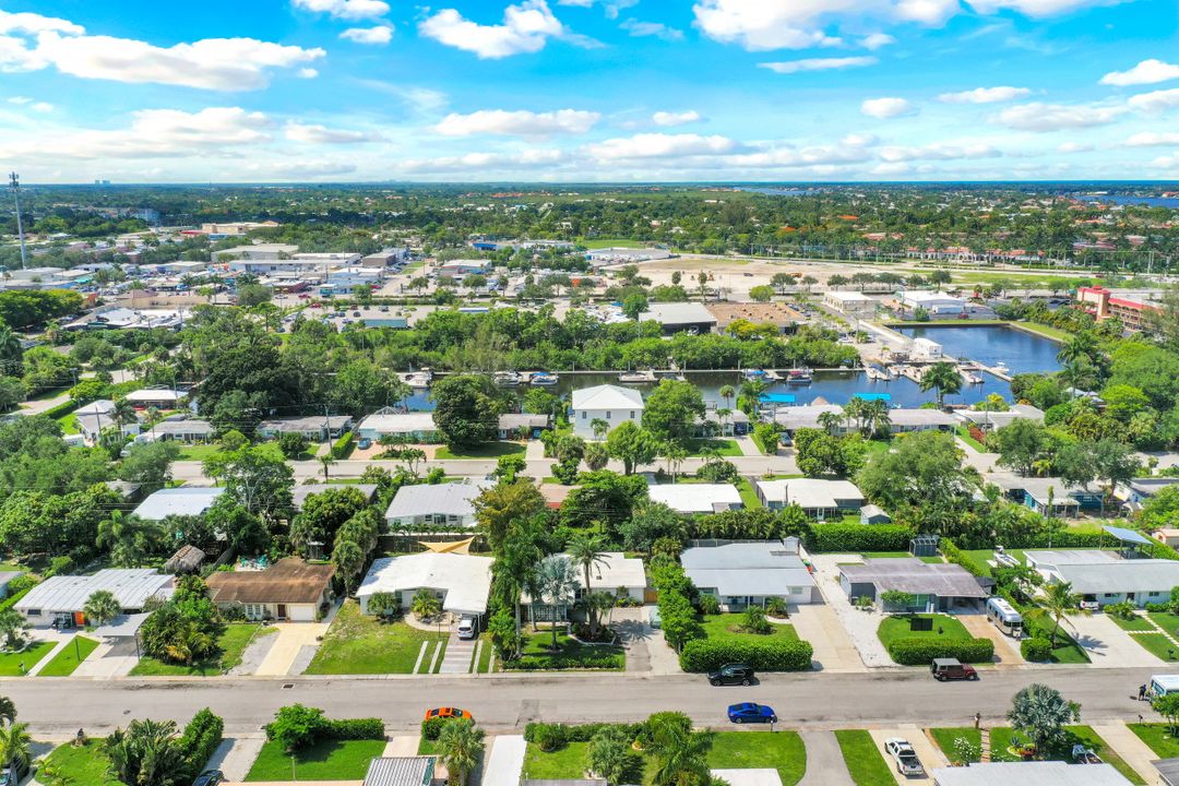 2070 Holiday Ln, Naples, FL 34104