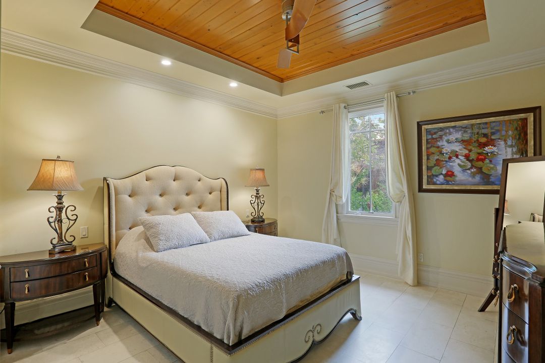 5610 Bur Oaks Ln, Naples, FL 34119