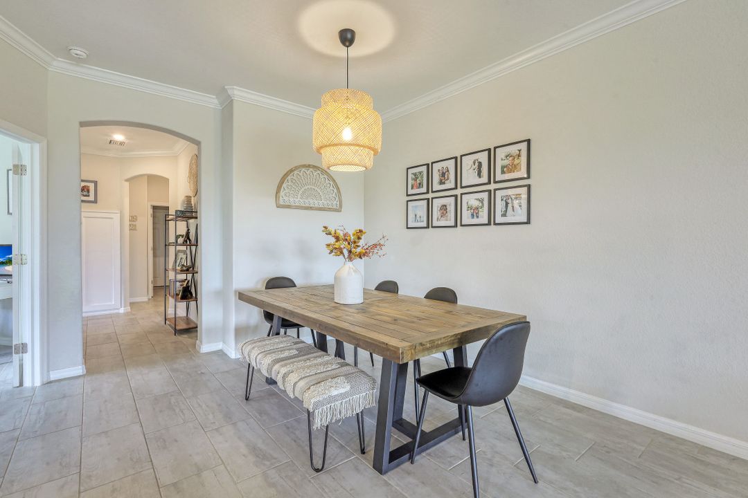 2042 Tamarron Ln, Naples, FL 34120