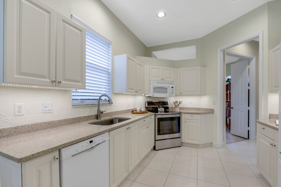 6082 Highwood Park Ct, Naples, FL 34110