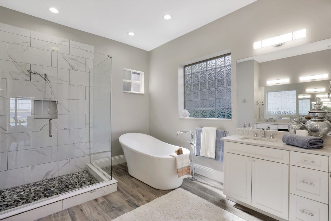 8761 Hideaway Harbor Ct, Naples, FL 34120