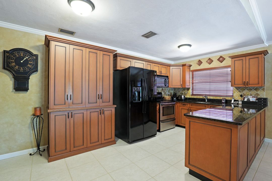 644 94th Ave N, Naples, FL 34108