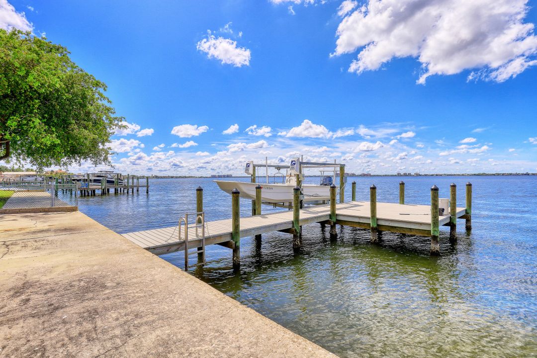 256 Bayshore Dr, Cape Coral, FL 33904