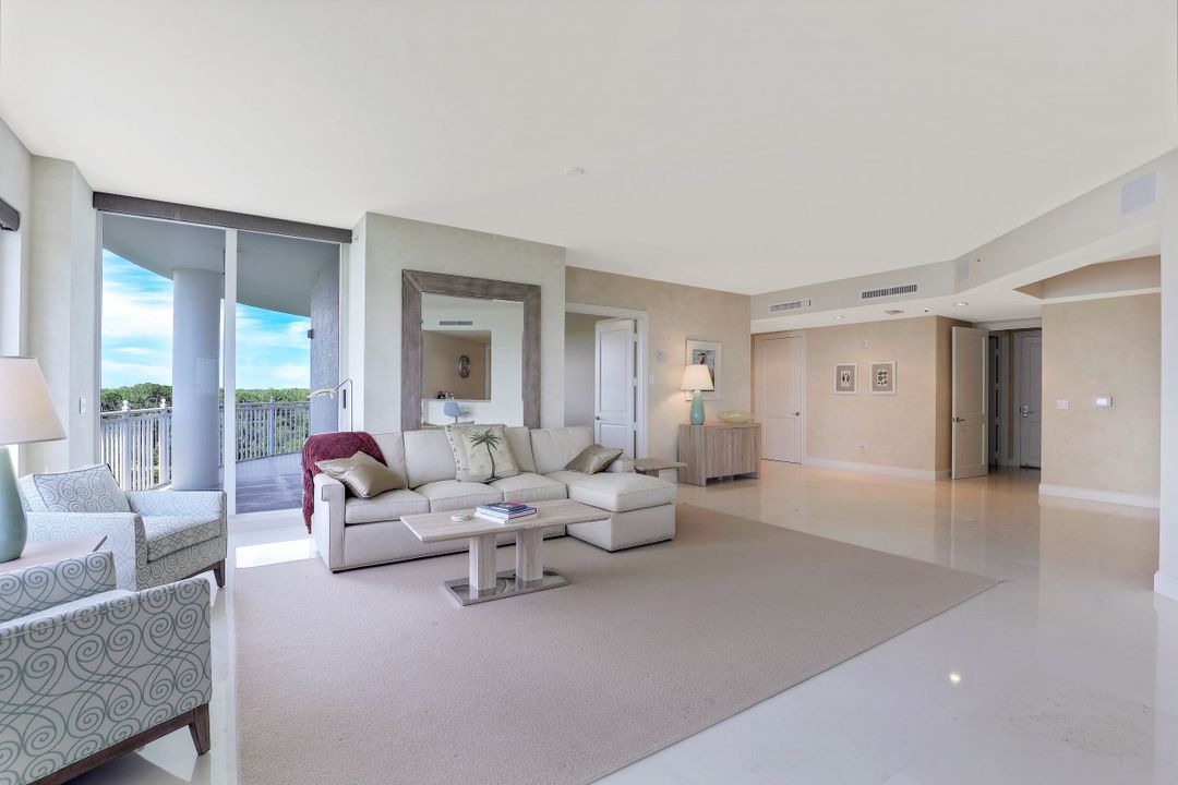 13675 Vanderbilt Dr #610, Naples, FL 34110