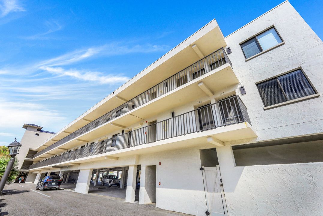 260 Southbay Dr #104, Naples, FL 34108