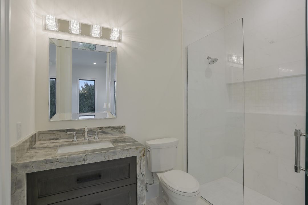 725 Parkview Ln, Naples, FL 34103