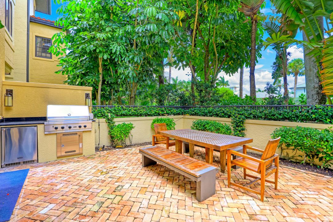 270 5th Ave S #H-2, Naples, FL 34102