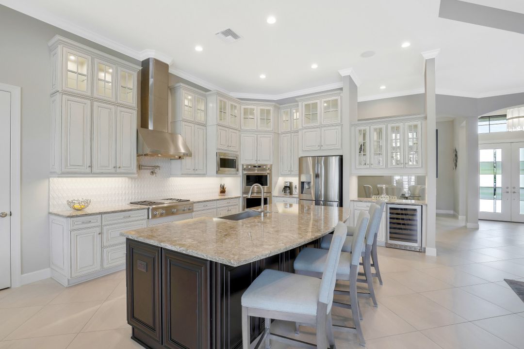 9067 Sorreno Ct, Naples, FL 34114