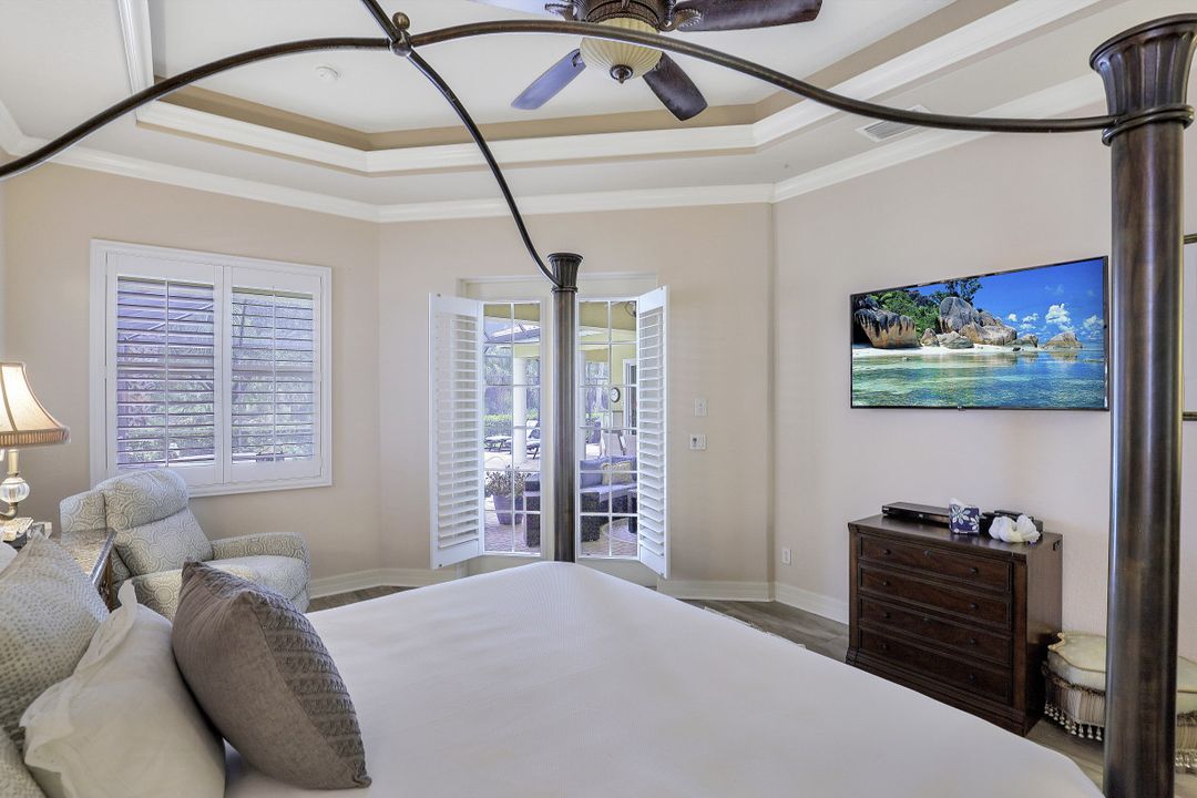 467 Saddlebrook Ln, Naples, FL 34110