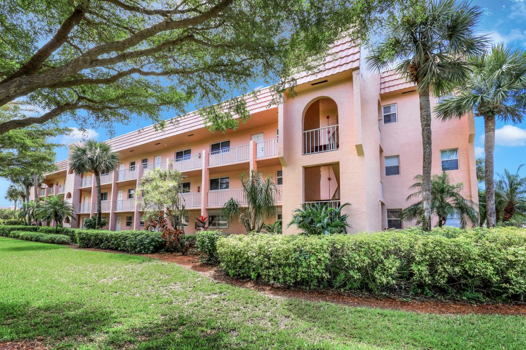 100 Forest Lakes Blvd #112, Naples, FL 34105