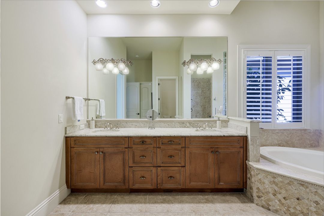 10590 Via Milano Dr, Miromar Lakes, FL 33913