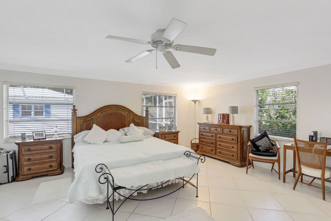 349 2nd Ave N, Naples, FL 34102