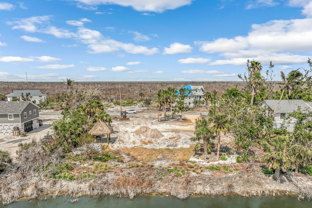 565 Lake Murex Cir, Sanibel, FL 33957