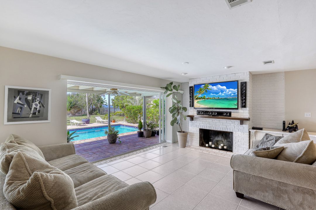 256 Bayshore Dr, Cape Coral, FL 33904