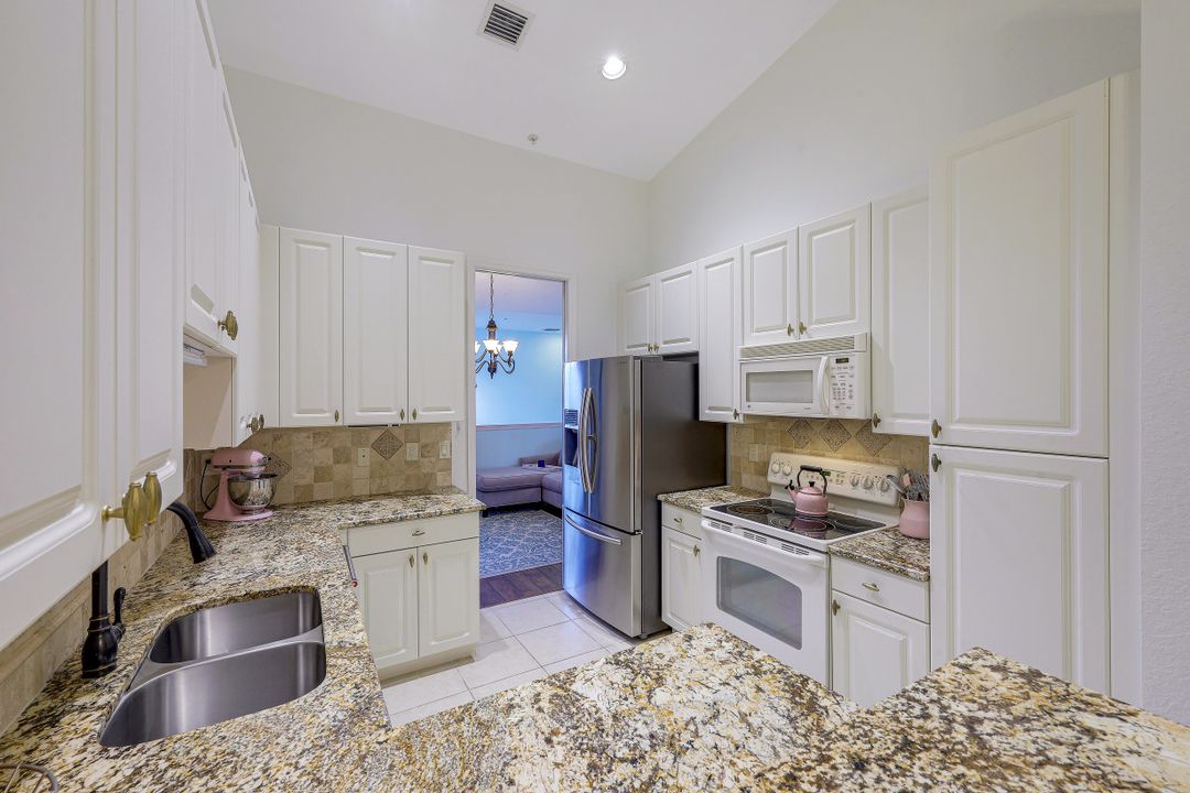 1355 Mariposa Cir  #6-202, Naples, FL 34105