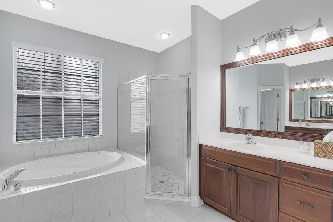 10621 Sir Michaels Pl Dr, Bonita Springs, FL 34135