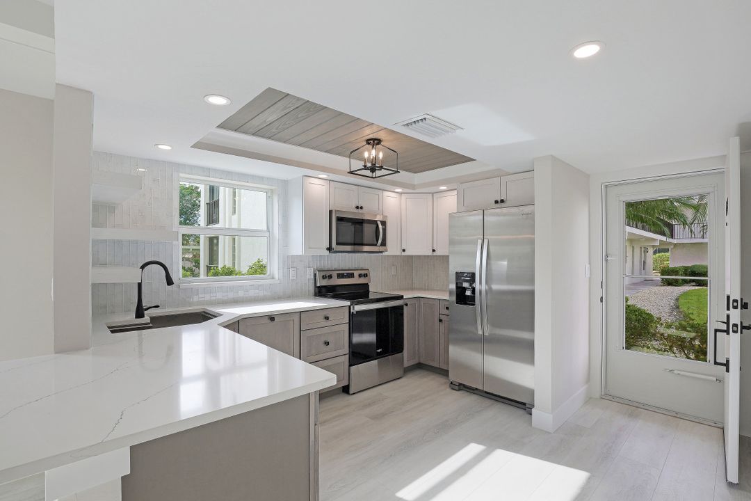 53 High Point Cir W #107, Naples, FL 34103