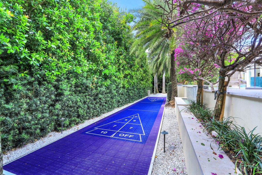 154 4th Ave N, Naples, FL 34102