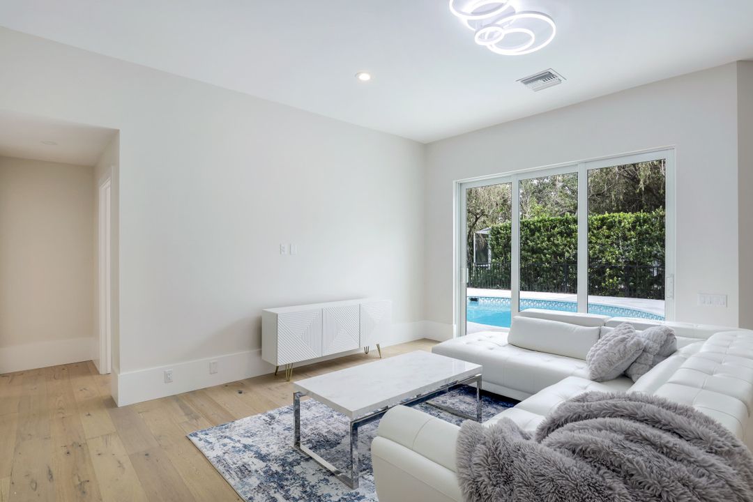 7525 Cordoba Cir, Naples, FL 34109