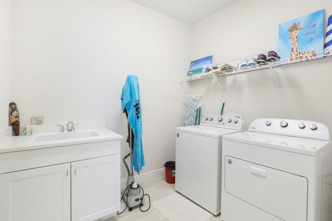 9003 Redonda Dr, Naples, FL 34114