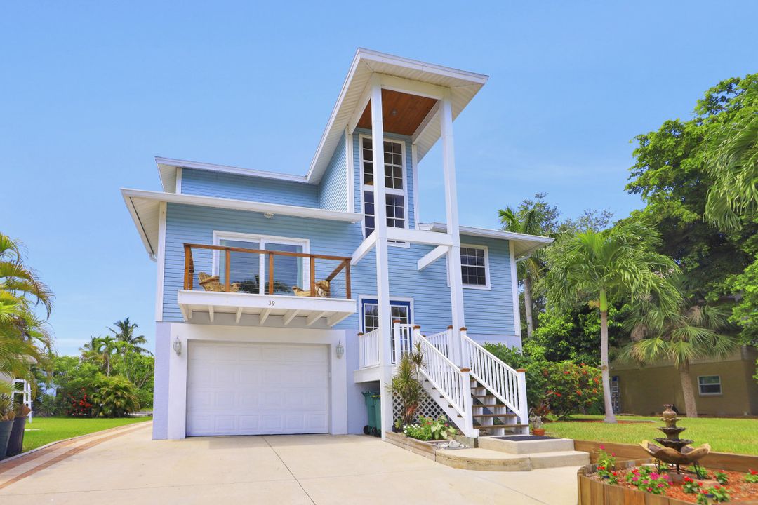 39 W Pelican St, Naples, FL 34113