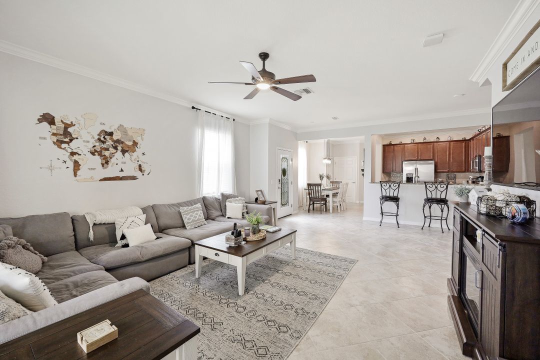 2727 Blossom Wy, Naples, FL 34120