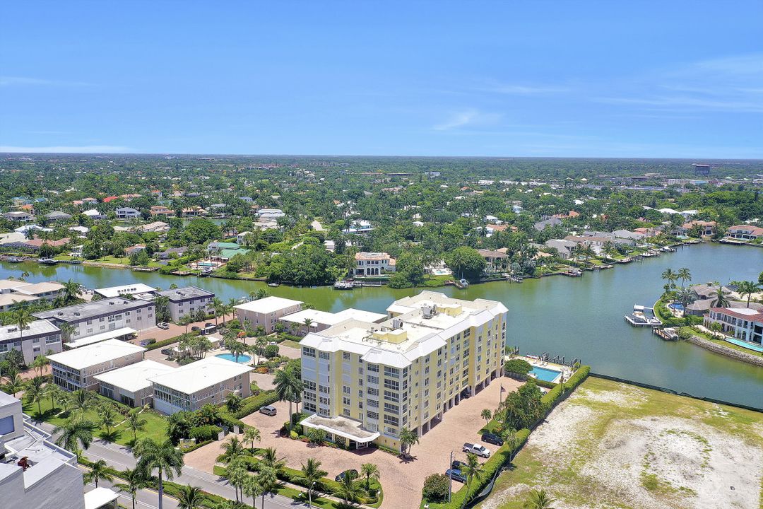 1900 Gulf Shore Blvd N #201, Naples, FL 34102