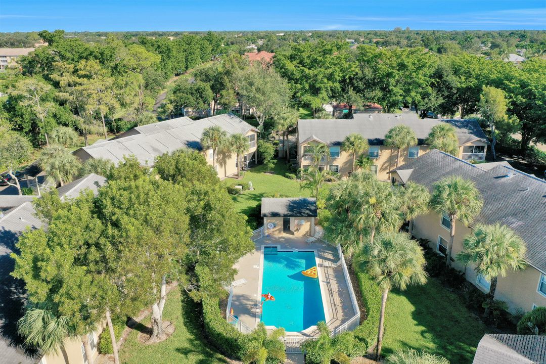 9605 Crescent Garden Dr, Naples, FL 34109