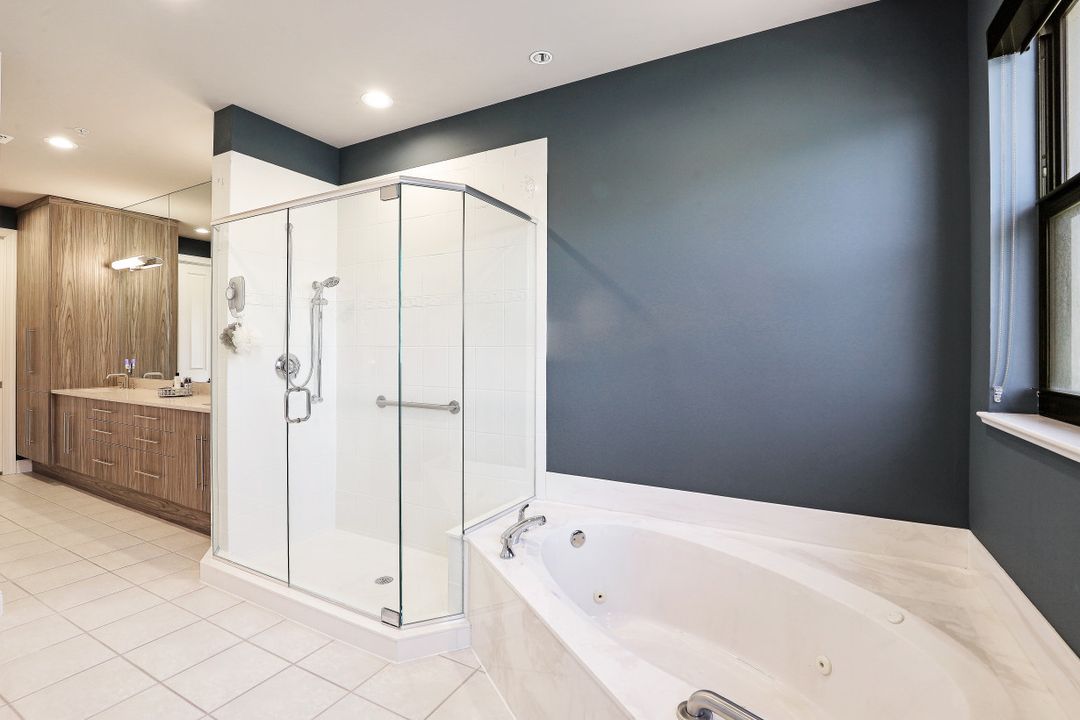 10620 Gulf Shore Dr  #203, Naples, FL 34108