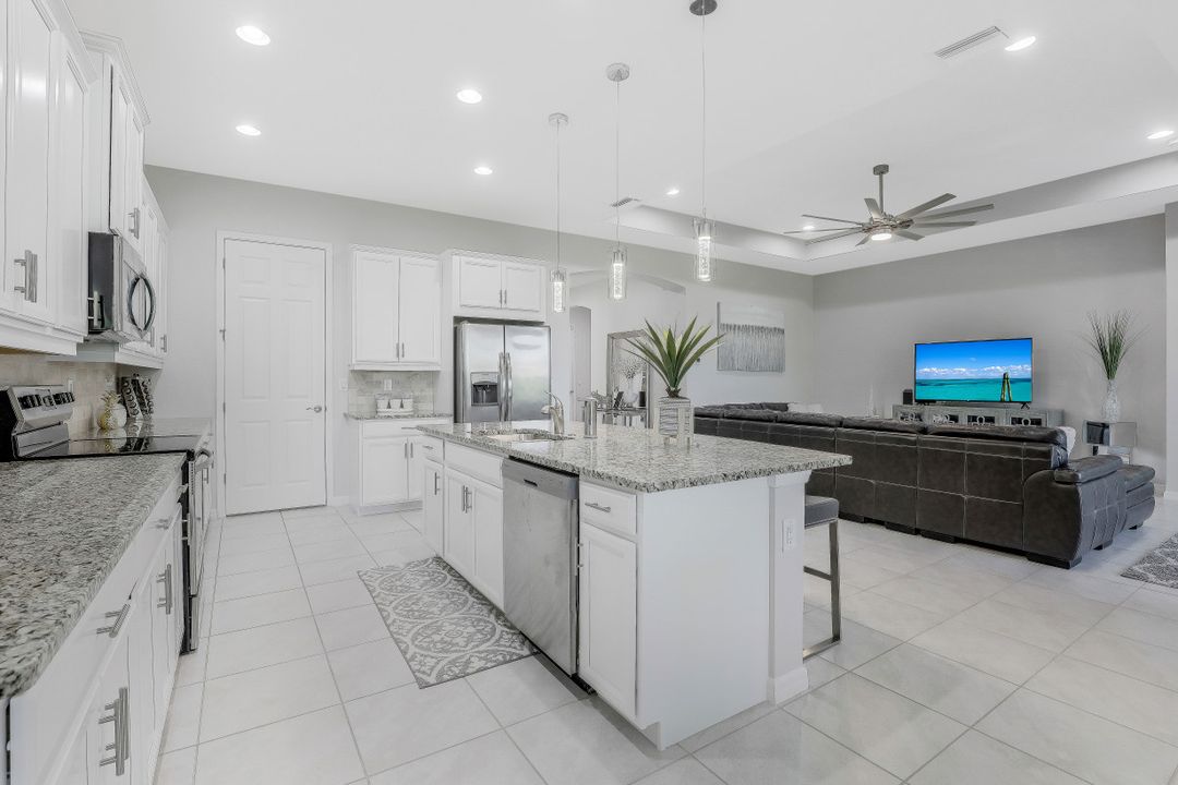 3001 Sunset Pointe Cir, Cape Coral, FL 33914