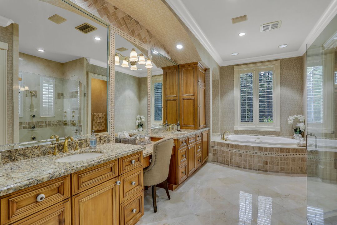 4642 Idylwood Ln, Naples, FL 34119