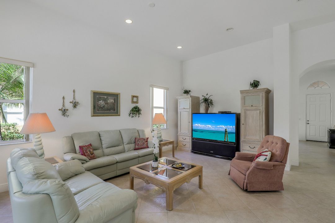 1985 Par Dr, Naples, FL 34120